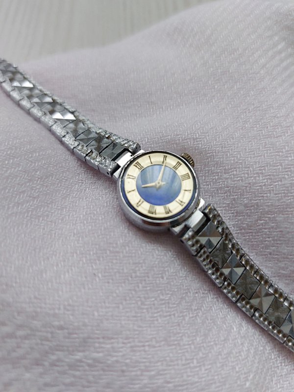 Chaika ladies watch with original metal strap.